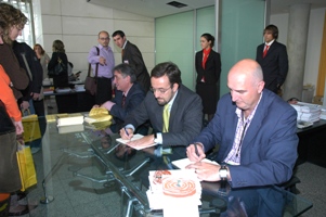 Firma de libros en el DPECV 2008 (120_FOTO_82_1)