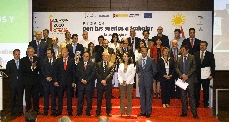 Los patrocinadores de los premios con los ganadores de los mismos