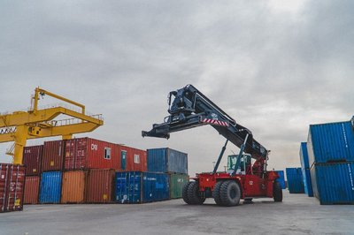 Grúa autopropulsada: ¿Qué elementos la componen?