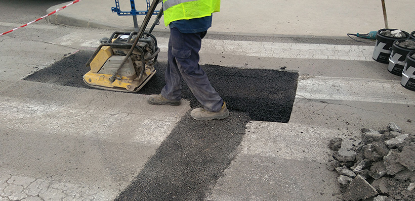 ¿Cómo reparar un bache con Asphalt-fix?