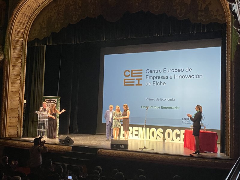 CEEI Elche entrega el Premio de Economía en la X edición de los premios Onda Cero