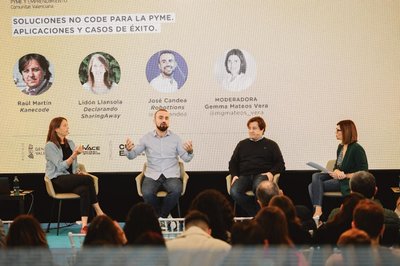 Mesa redonda con Lidn Llansola, Jos Candea, Ral Martn y Gemma Mateos de moderadora.