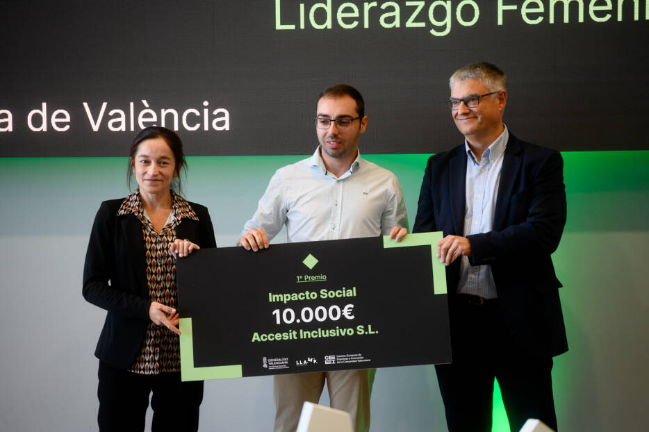 Javier recogiendo premio Impacto Social en premios Llamp 3i