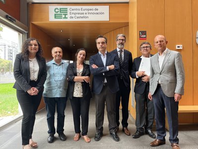 Ignacio Sainz de Baranda, nuevo presidente de CEEI Castellón, junto a miembros de la junta directiva y de la asamblea