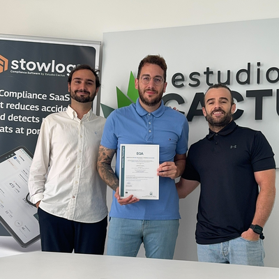 Founders de Estudio Cactus mostrando el certificado de Innovación Tecnológica