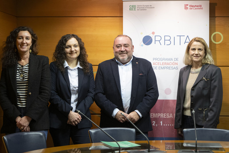 Alexandra Badoiu y Vicente Pallar�s junto a t�cnicas de CEEI Castell�n y Diputaci�n