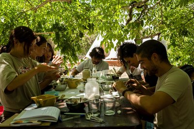 BIO LAB 2025: Un laboratorio efímero de regeneración donde se cruzan creatividad, diseño circular y comunidad.