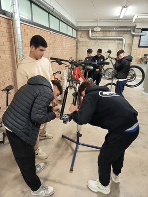 Alumnado de Guía en el Medio Natural estrena la nueva aula-taller de la Mención en Mecánica de Bicicletas