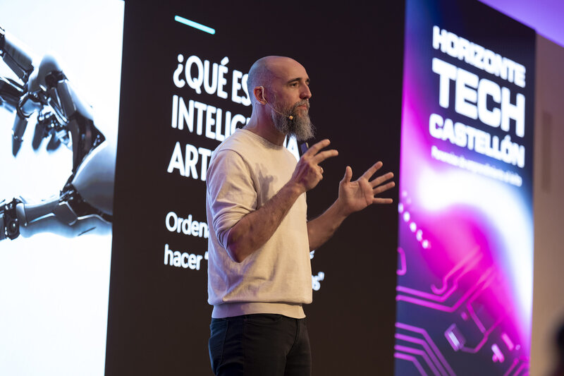 Jon Hernández, durante su ponencia sobre IA