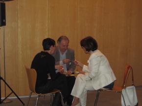 Los asistentes practicando networking