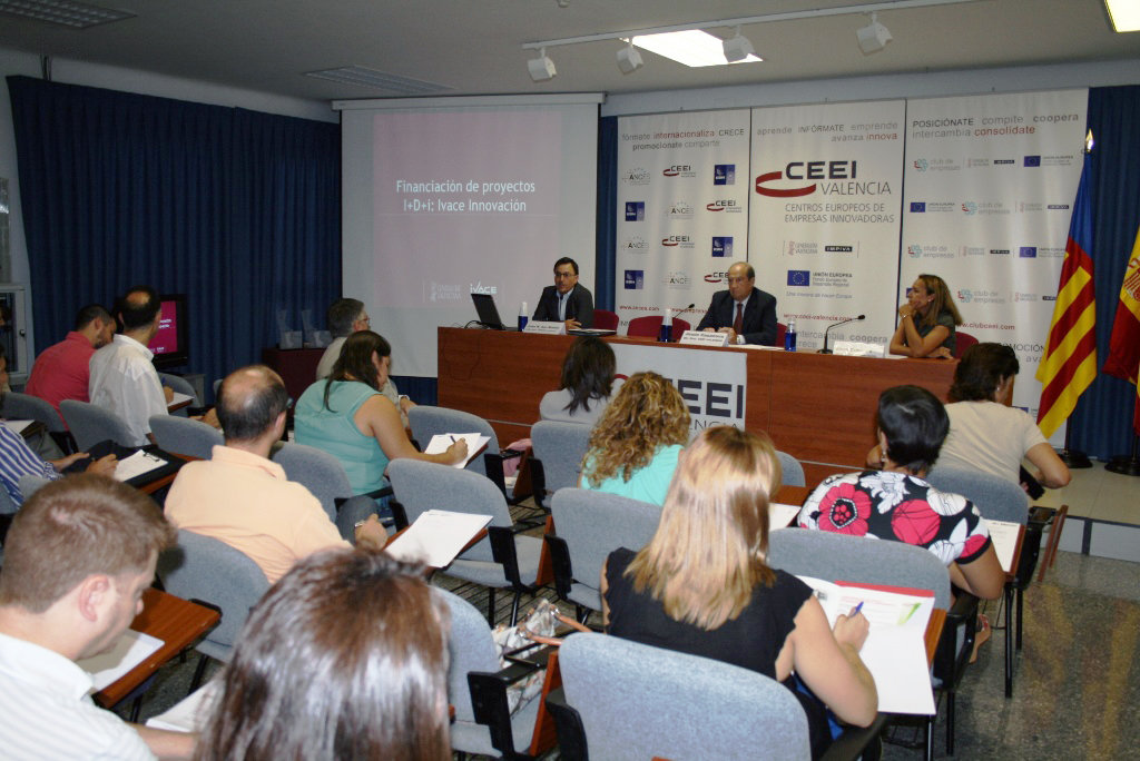 Juan Manuel San Mart�n, Jes�s Casanova y Elena Camarero durante el Foro de Financiaci�n