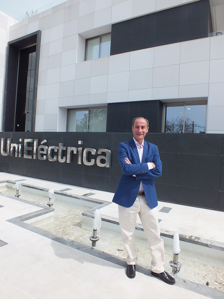 Diego Montes ante la sede de UniElctrica