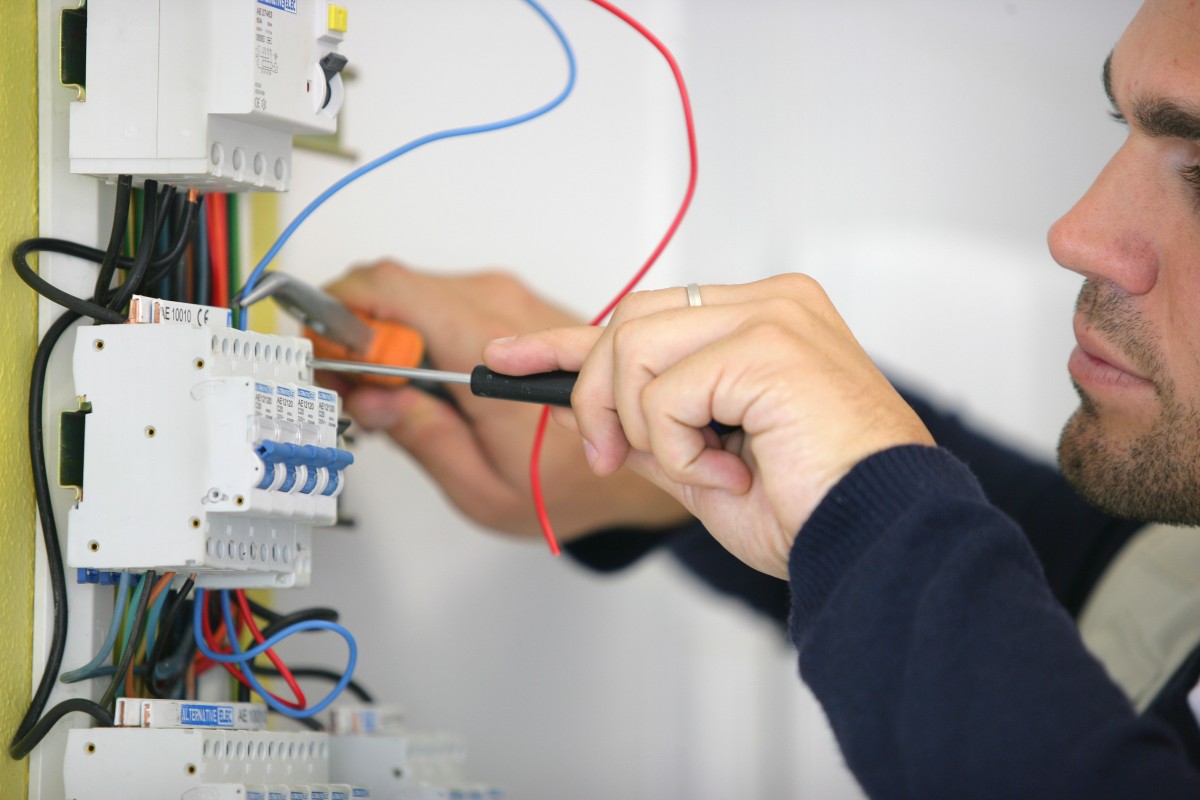 Cómo trabajar de electricista: requisitos, sueldo y cursos