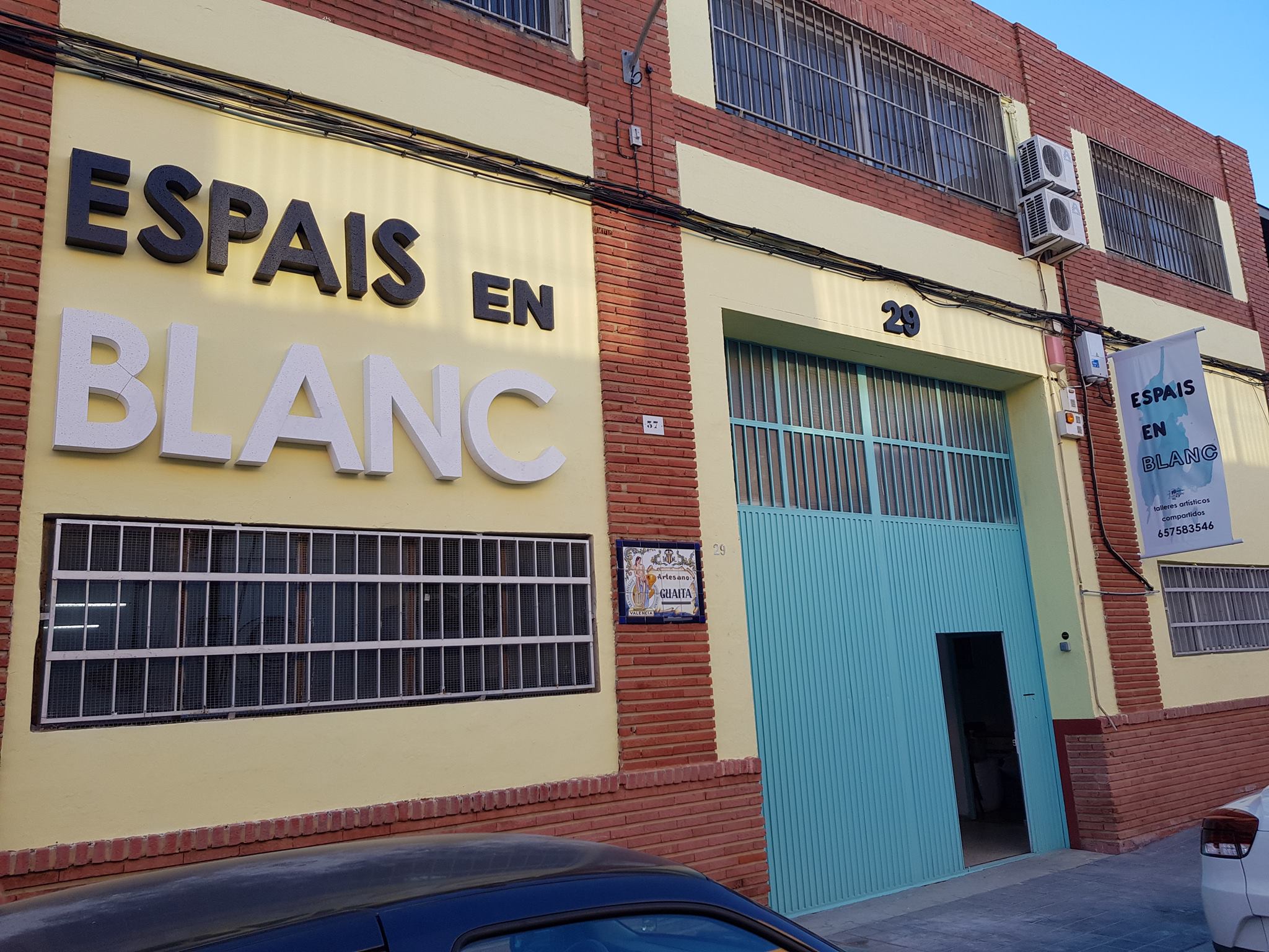 Espais en blanc anc