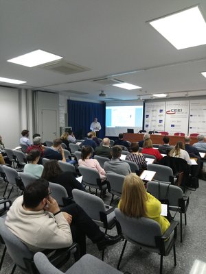Momentos del desarrollo de la jornada sobre estr�s laboral
