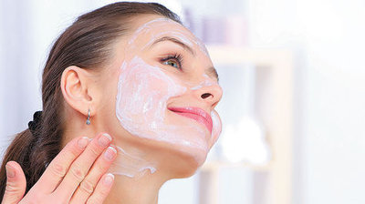 Cuidar tu piel con cremas y productos naturales hará que esta luzca hermosa