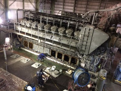 Reemplazo de 42 pernos de anclaje en motor diésel Mitsubishi