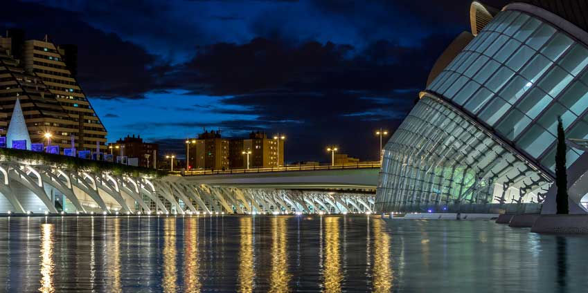 What can you do in the nightime in Valencia while studying Spanish?